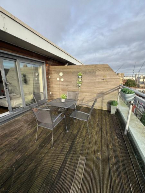 City Apartment - Private Terrace, Parking & WiFi